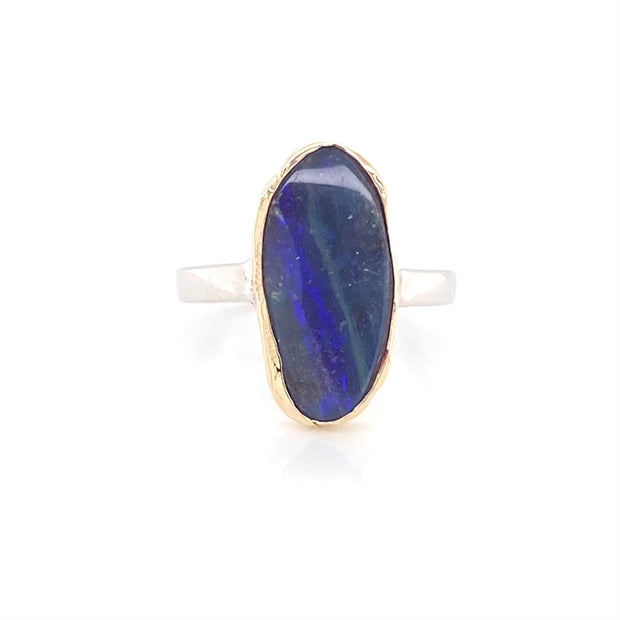 Ring med ægte solid boulder opal fra Australien indfattet i 14 karat guld og båndet er lavet af sterling sølv. Kommer med certifikat.
