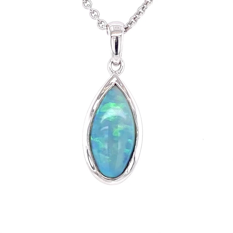 Vedhæng med en ægte solid krystal opal fra Australien indfattet i rhodineret sterling sølv.