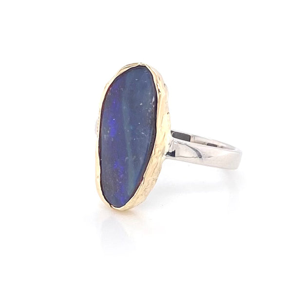 Ring med ægte solid boulder opal fra Australien indfattet i 14 karat guld og båndet er lavet af sterling sølv. Kommer med certifikat.