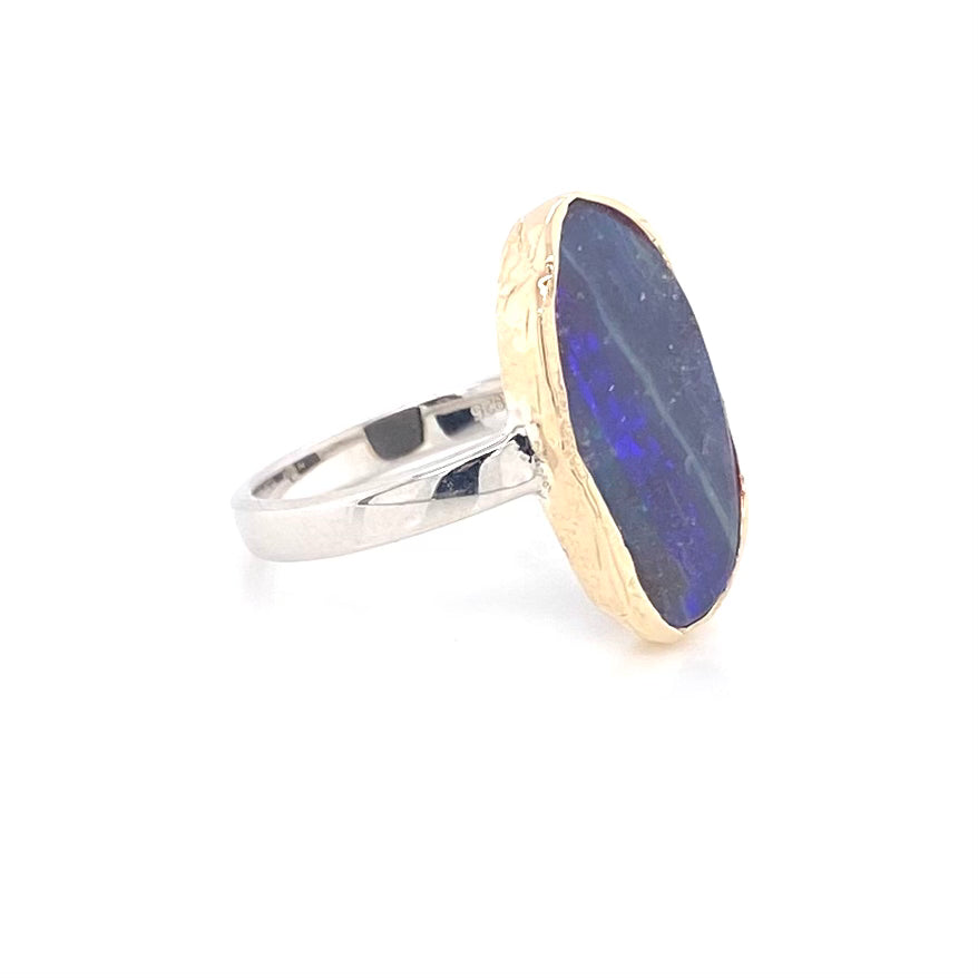 Ring med ægte solid boulder opal fra Australien indfattet i 14 karat guld og båndet er lavet af sterling sølv. Kommer med certifikat.