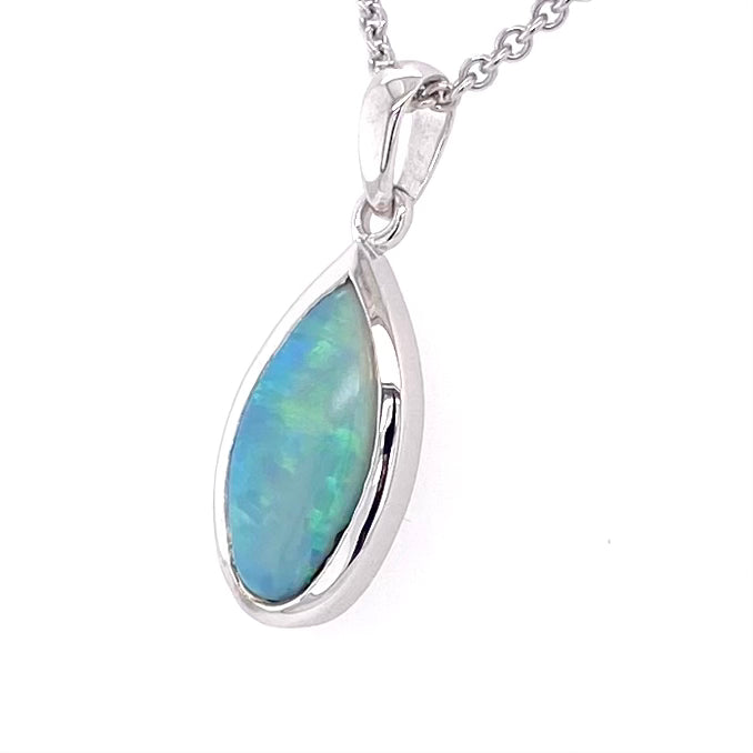 Vedhæng med en ægte solid krystal opal fra Australien indfattet i rhodineret sterling sølv.