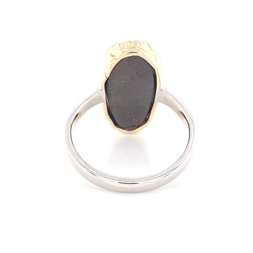 Ring med ægte solid boulder opal fra Australien indfattet i 14 karat guld og båndet er lavet af sterling sølv. Kommer med certifikat.