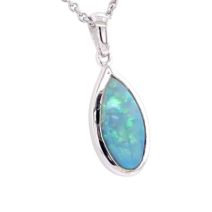 Vedhæng med en ægte solid krystal opal fra Australien indfattet i rhodineret sterling sølv.