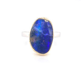 Ring med ægte solid boulder opal fra Australien indfattet i 14 karat guld og båndet er lavet af sterling sølv. Kommer med certifikat.