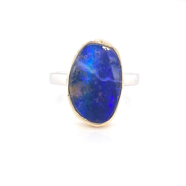 Ring med ægte solid boulder opal fra Australien indfattet i 14 karat guld og båndet er lavet af sterling sølv. Kommer med certifikat.