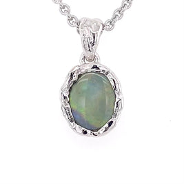 Vedhæng med en ægte solid krystal opal fra Australien indfattet i et rustikt vedhæng med organiske former i sterling sølv.
