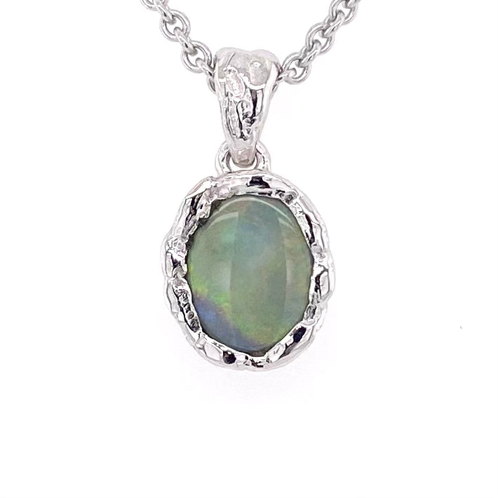 Vedhæng med en ægte solid krystal opal fra Australien indfattet i et rustikt vedhæng med organiske former i sterling sølv.