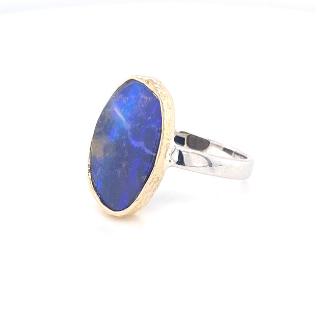 Ring med ægte solid boulder opal fra Australien indfattet i 14 karat guld og båndet er lavet af sterling sølv. Kommer med certifikat.