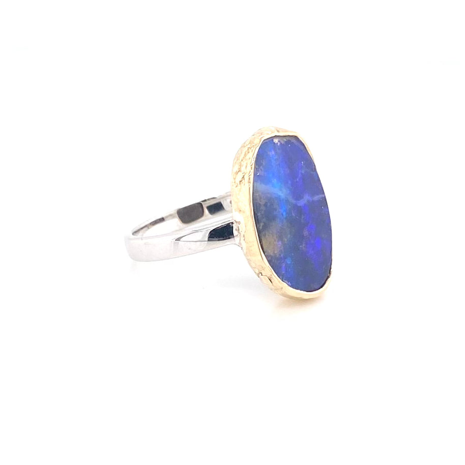 Ring med ægte solid boulder opal fra Australien indfattet i 14 karat guld og båndet er lavet af sterling sølv. Kommer med certifikat.