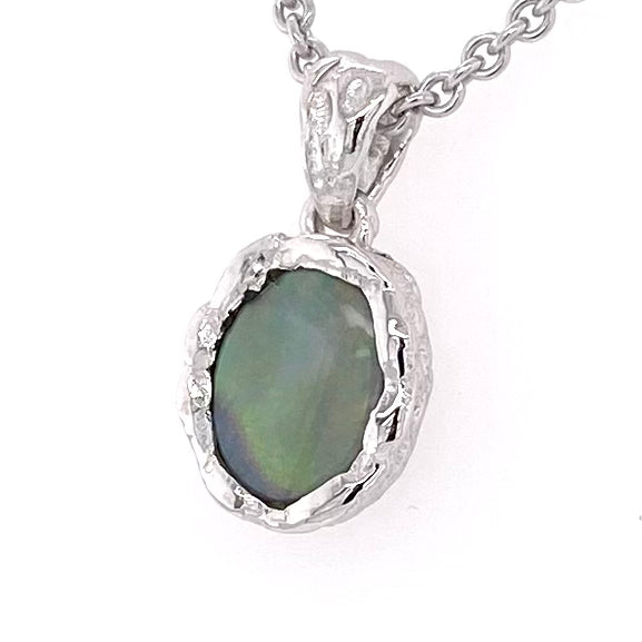 Vedhæng med en ægte solid krystal opal fra Australien indfattet i et rustikt vedhæng med organiske former i sterling sølv.