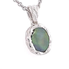 Vedhæng med en ægte solid krystal opal fra Australien indfattet i et rustikt vedhæng med organiske former i sterling sølv.