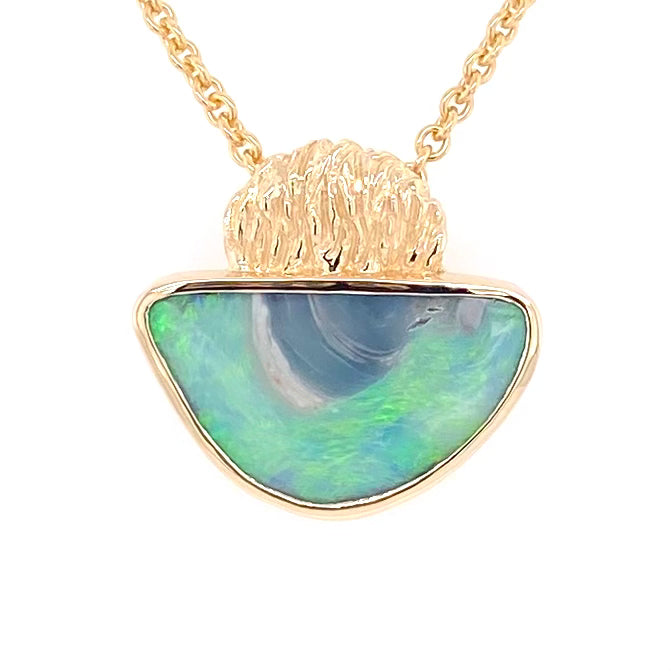 Vedhæng med en ægte solid opal fra vores mine i Lightning Ridge, Australien indfattet i 14 karat guld. Opalen er 4,52 ct, og bodytone er mixed.