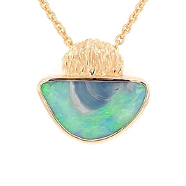 Vedhæng med en ægte solid opal fra vores mine i Lightning Ridge, Australien indfattet i 14 karat guld. Opalen er 4,52 ct, og bodytone er mixed.