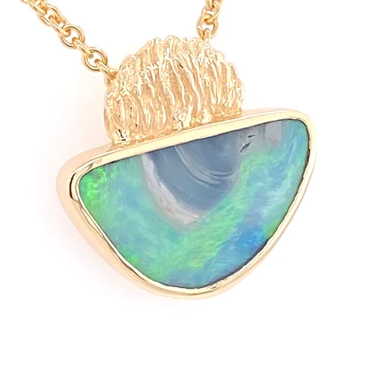 Vedhæng med en ægte solid opal fra vores mine i Lightning Ridge, Australien indfattet i 14 karat guld. Opalen er 4,52 ct, og bodytone er mixed.