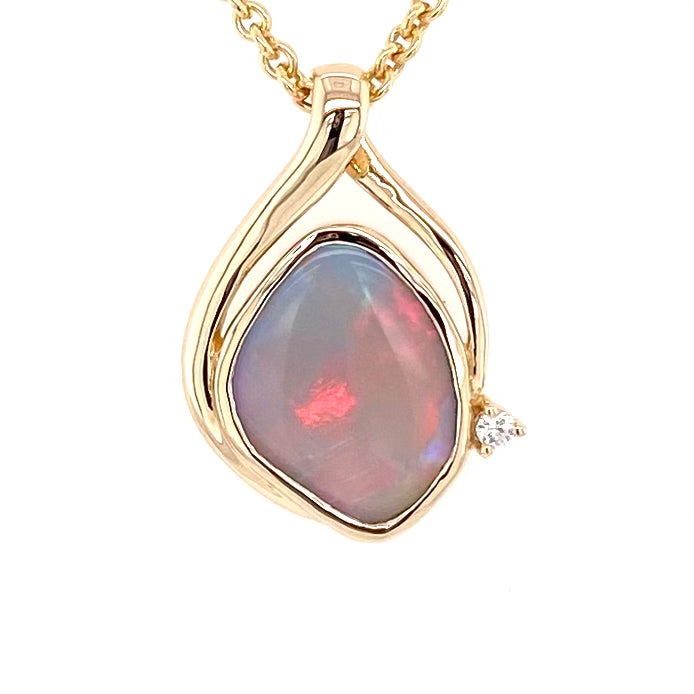 Vedhæng med en ægte solid opal fra vores mine i Lightning Ridge, Australien indfattet i 14 karat guld. Opalen er 3,00 ct, og bodytone er N7. Diamanten er 0,03 ct w/si.