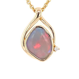 Vedhæng med en ægte solid opal fra vores mine i Lightning Ridge, Australien indfattet i 14 karat guld. Opalen er 3,00 ct, og bodytone er N7. Diamanten er 0,03 ct w/si.