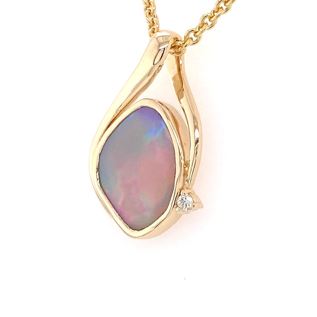 Vedhæng med en ægte solid opal fra vores mine i Lightning Ridge, Australien indfattet i 14 karat guld. Opalen er 3,00 ct, og bodytone er N7. Diamanten er 0,03 ct w/si.