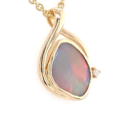 Vedhæng med en ægte solid opal fra vores mine i Lightning Ridge, Australien indfattet i 14 karat guld. Opalen er 3,00 ct, og bodytone er N7. Diamanten er 0,03 ct w/si.