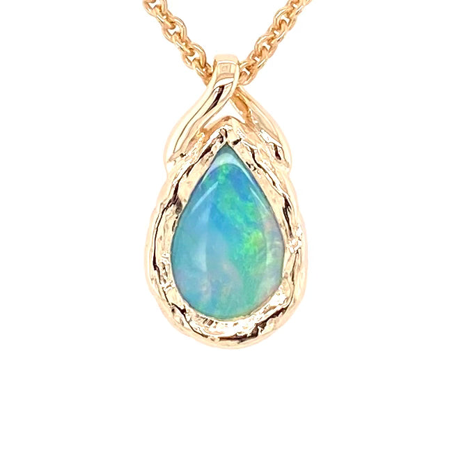 Vedhæng med en ægte solid opal fra vores mine i Lightning Ridge, Australien indfattet i 14 karat guld. Bodytone er N7.
