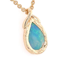 Vedhæng med en ægte solid opal fra vores mine i Lightning Ridge, Australien indfattet i 14 karat guld. Bodytone er N7.