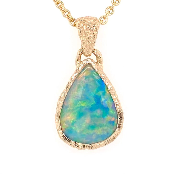 Vedhæng med en ægte solid krystal opal fra Australien indfattet i 14 karat guld. Opalen er 3,25 ct.