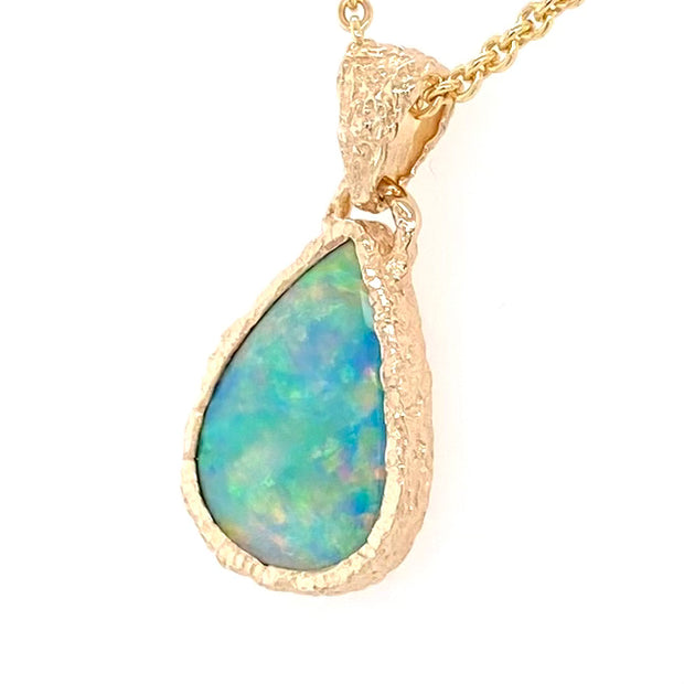 Vedhæng med en ægte solid krystal opal fra Australien indfattet i 14 karat guld. Opalen er 3,25 ct.
