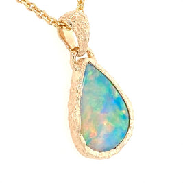 Vedhæng med en ægte solid krystal opal fra Australien indfattet i 14 karat guld. Opalen er 3,25 ct.