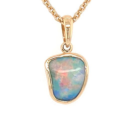 Vedhæng med en ægte solid krystal opal fra Australien indfattet i 14 karat guld. Opalen er 0,80 ct.