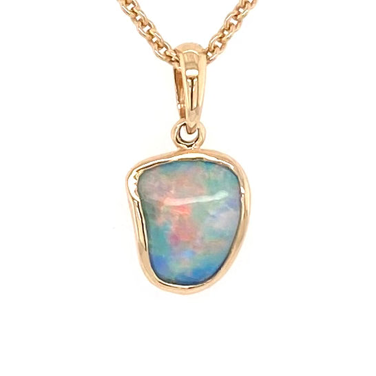 Vedhæng med en ægte solid krystal opal fra Australien indfattet i 14 karat guld. Opalen er 0,80 ct.