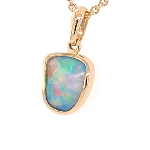 Vedhæng med en ægte solid krystal opal fra Australien indfattet i 14 karat guld. Opalen er 0,80 ct.