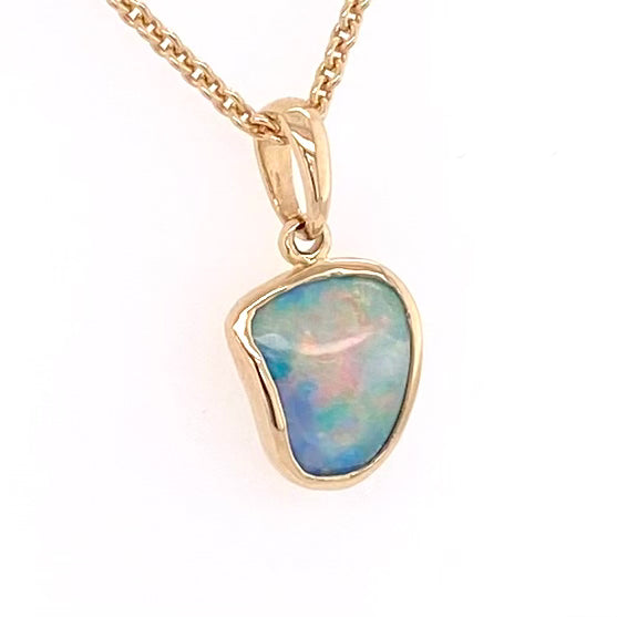 Vedhæng med en ægte solid krystal opal fra Australien indfattet i 14 karat guld. Opalen er 0,80 ct.