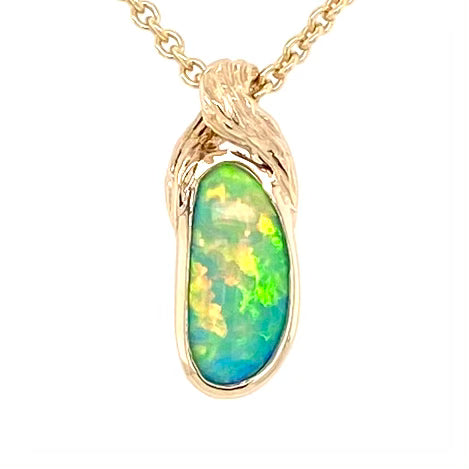 Vedhæng med en ægte solid krystal opal fra Australien indfattet i 14 karat guld. Opalen er 0,88 ct.