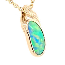 Vedhæng med en ægte solid krystal opal fra Australien indfattet i 14 karat guld. Opalen er 0,88 ct.