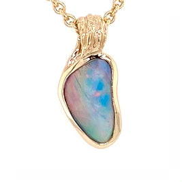 Vedhæng med en ægte solid krystal opal fra Australien indfattet i 14 karat guld.