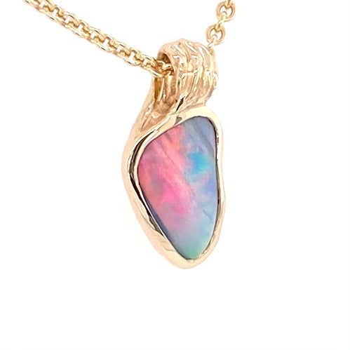 Vedhæng med en ægte solid krystal opal fra Australien indfattet i 14 karat guld.