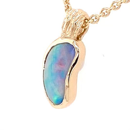 Vedhæng med en ægte solid krystal opal fra Australien indfattet i 14 karat guld.