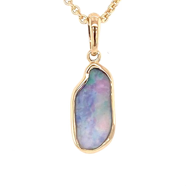 Vedhæng med en ægte solid krystal opal fra Australien indfattet i 14 karat guld.