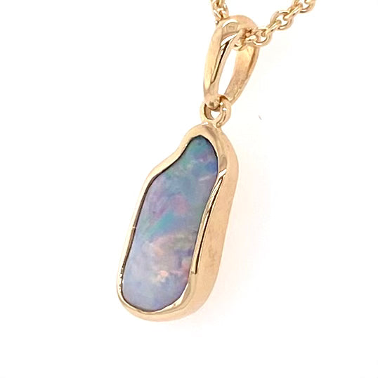 Vedhæng med en ægte solid krystal opal fra Australien indfattet i 14 karat guld.