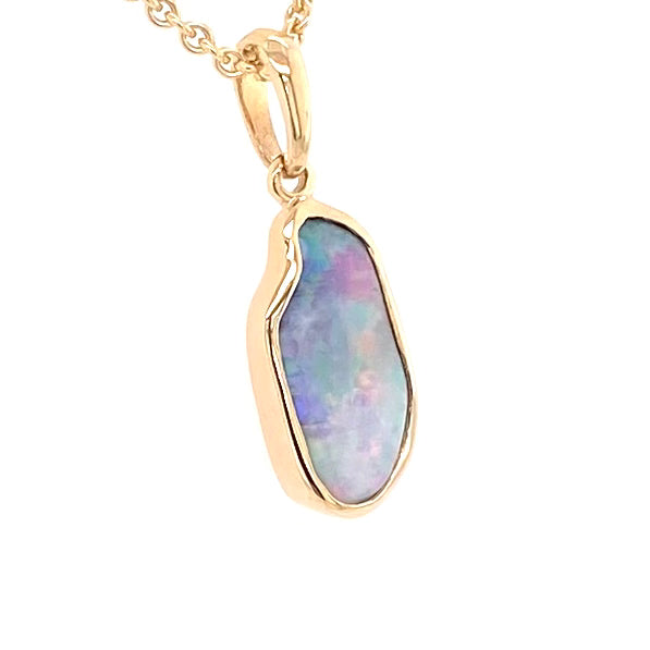 Vedhæng med en ægte solid krystal opal fra Australien indfattet i 14 karat guld.