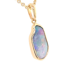 Vedhæng med en ægte solid krystal opal fra Australien indfattet i 14 karat guld.