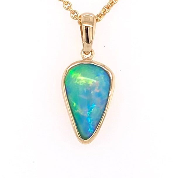 Vedhæng med en ægte solid krystal opal fra Australien indfattet i 14 karat guld. Opalen er 1,37 ct.