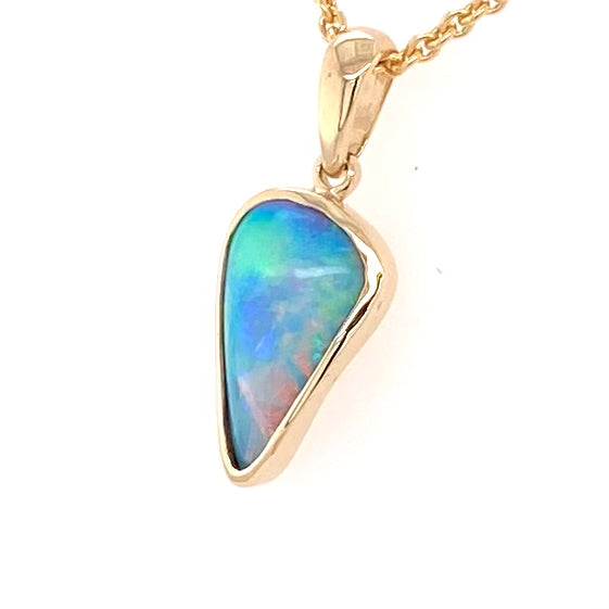 Vedhæng med en ægte solid krystal opal fra Australien indfattet i 14 karat guld. Opalen er 1,37 ct.