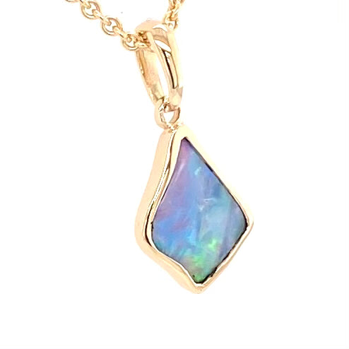 Vedhæng med en ægte solid krystal opal fra Australien indfattet i 14 karat guld.
