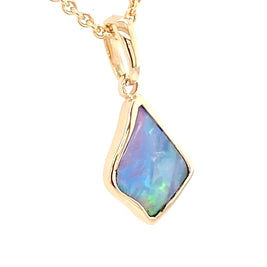 Vedhæng med en ægte solid krystal opal fra Australien indfattet i 14 karat guld.