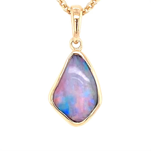 Vedhæng med en ægte solid krystal opal fra Australien indfattet i 14 karat guld. Opalen er 1,07 ct.