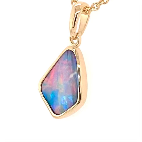 Vedhæng med en ægte solid krystal opal fra Australien indfattet i 14 karat guld. Opalen er 1,07 ct.