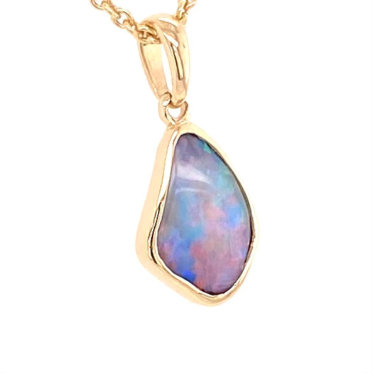 Vedhæng med en ægte solid krystal opal fra Australien indfattet i 14 karat guld. Opalen er 1,07 ct.