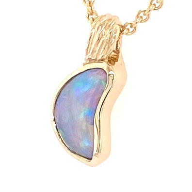 Vedhæng med en ægte solid krystal opal fra Australien indfattet i 14 karat guld.