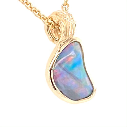 Vedhæng med en ægte solid krystal opal fra Australien indfattet i 14 karat guld.