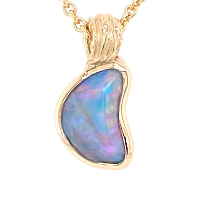 Vedhæng med en ægte solid krystal opal fra Australien indfattet i 14 karat guld.